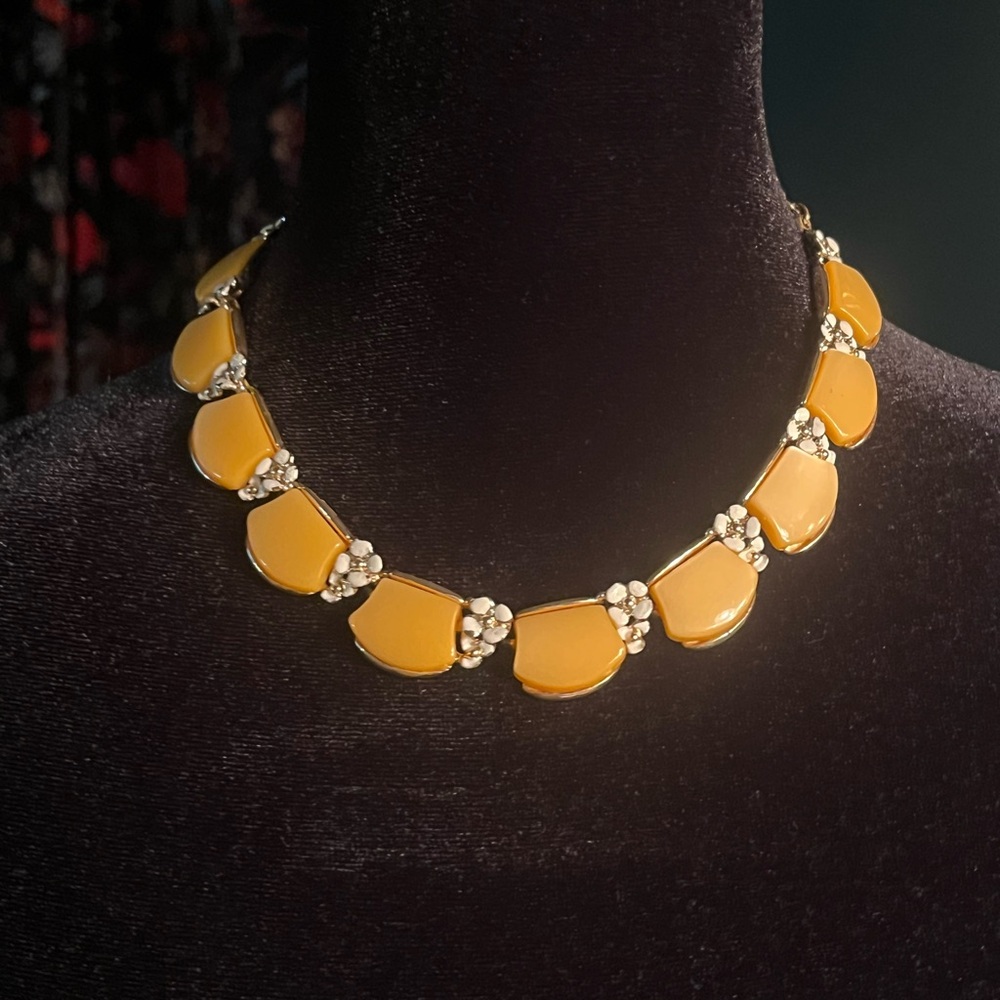 Vintage Peachy Cream Lucite Collar Necklace with White Enamel Flowers